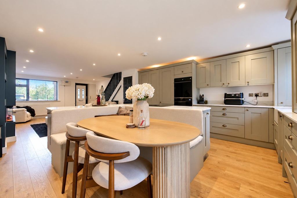 Property photo 3 of 16 Kitchen/Dining Area