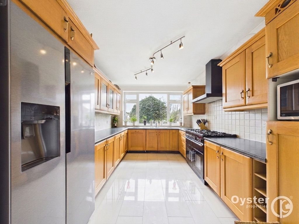 Property photo 3 of 20 Kitchen