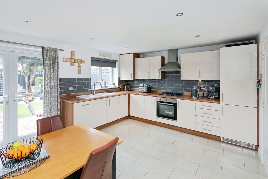 Property photo 2 of 14 Kitchen/Dining Room