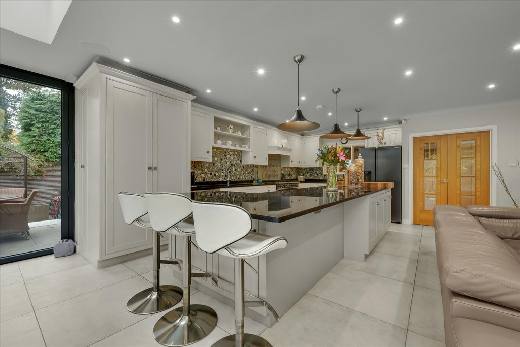 Property photo 3 of 31 Image