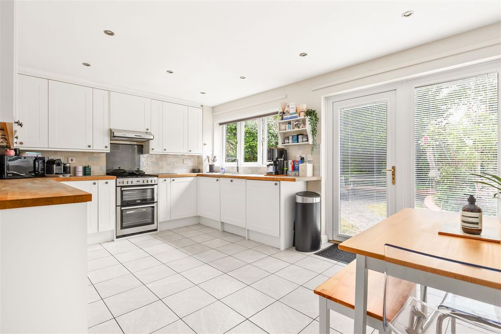 Property photo 2 of 25 Kitchen/Breakfast Room