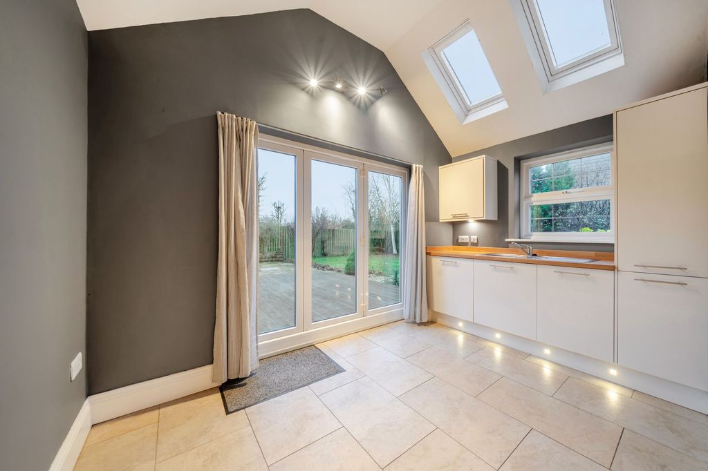 Property photo 2 of 31