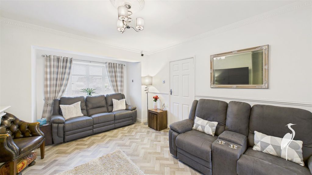 Property photo 3 of 27 Lounge