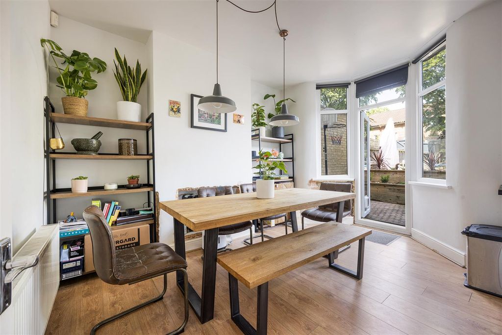 Property photo 2 of 28 Selwyn Avenue, E4