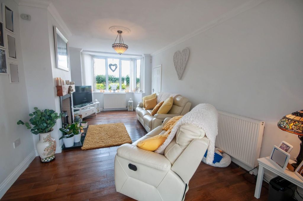 Property photo 3 of 27 Lounge