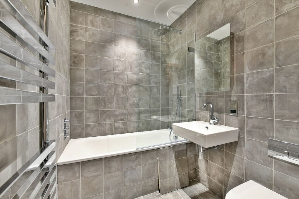 Property photo 2 of 7 Bathroom 2
