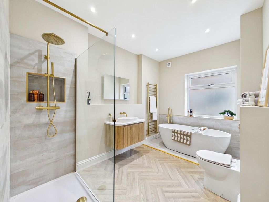 Property photo 2 of 16 Bathroom