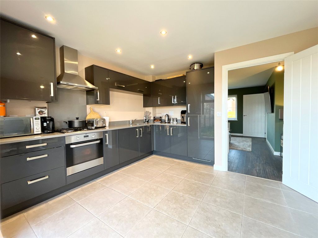 Property photo 2 of 20 Dining Kitchen