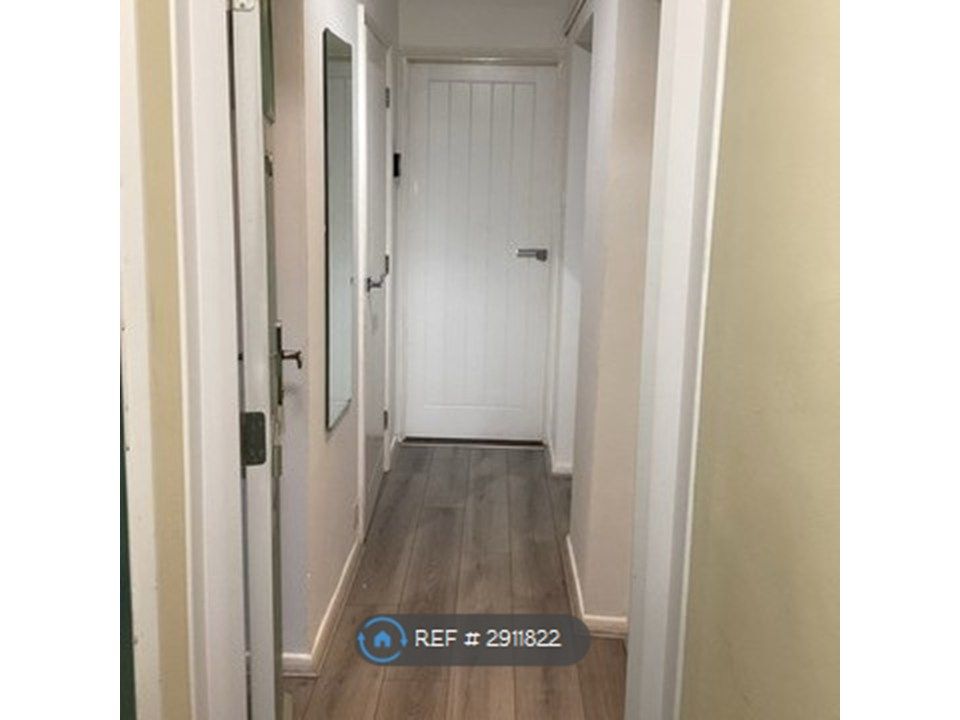 Property photo 2 of 17 Entrance Hall