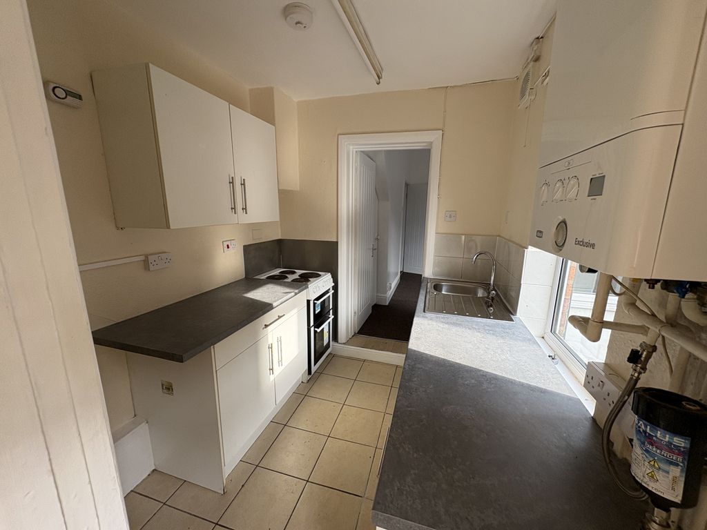 Property photo 1 of 10 Three Bedroom Mid Terrace