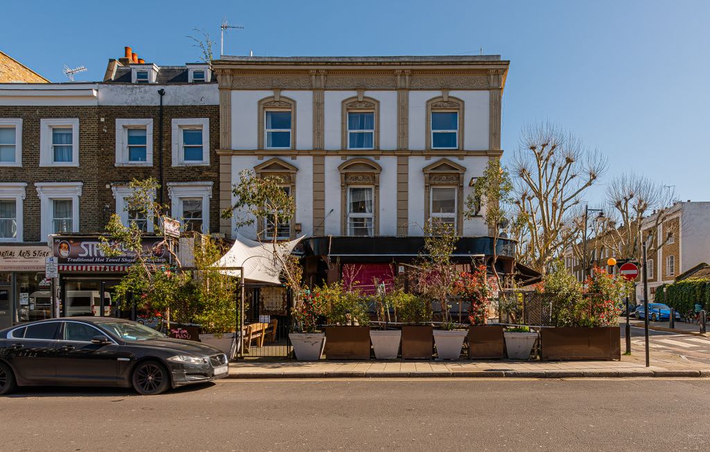 Property photo 2 of 11 Caledonian Road 270-001