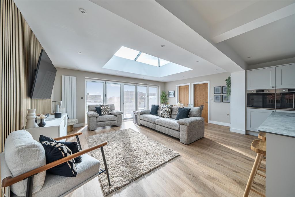 Property photo 2 of 22 1407616-9-6980c48Ec6302.Jpg