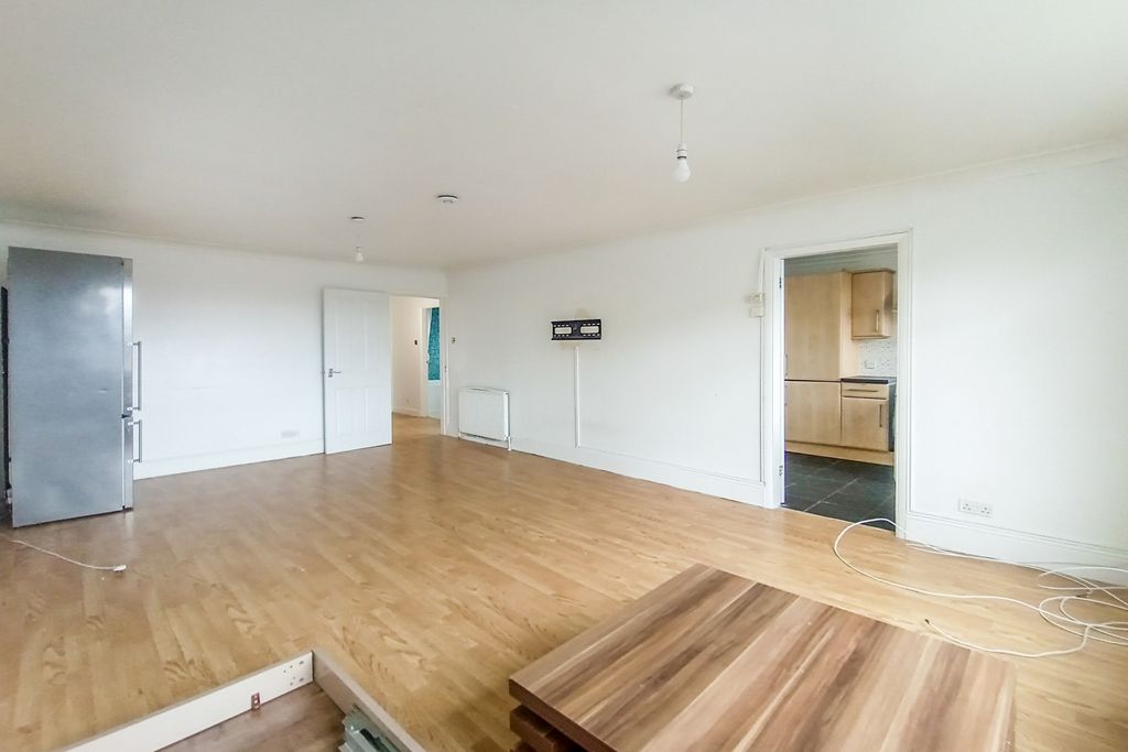 Property photo 3 of 10 Flat 3, 131 Ordnance Road, Enfield, Middlesex, En3 6Af