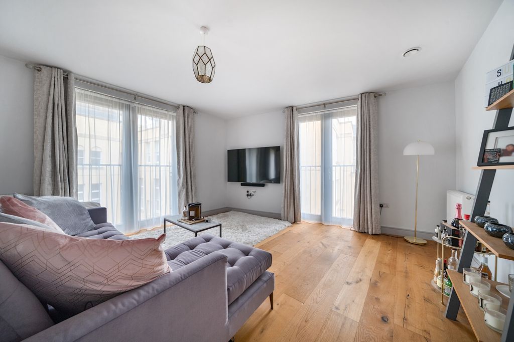 Property photo 3 of 14 Sitting Room