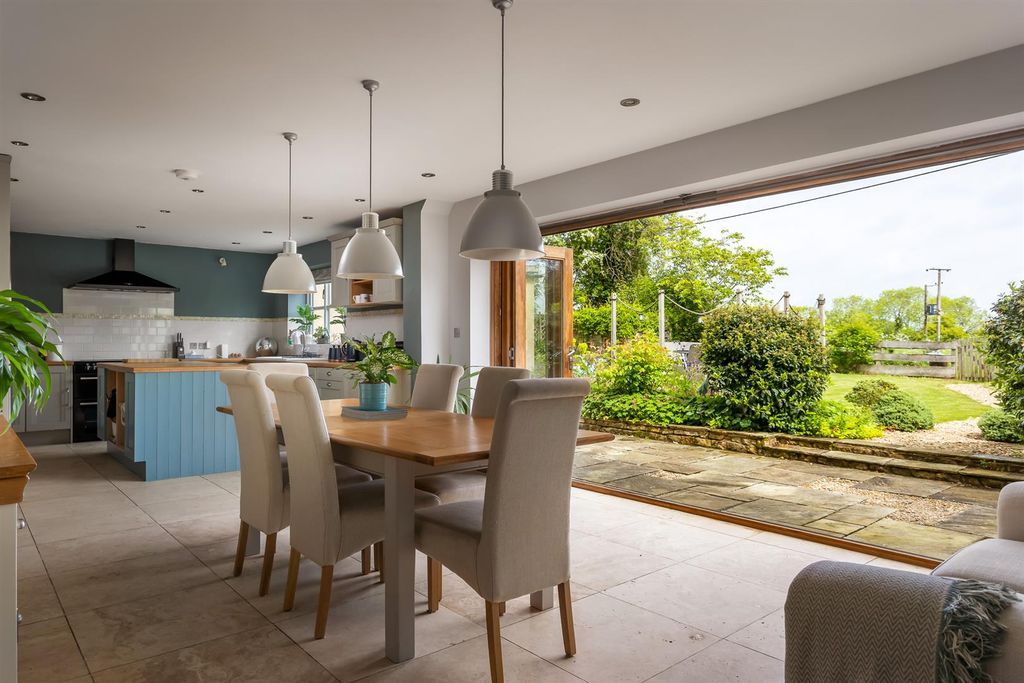Property photo 2 of 33 31 - Foxfield - Gl54 4Nq - Web.Jpg