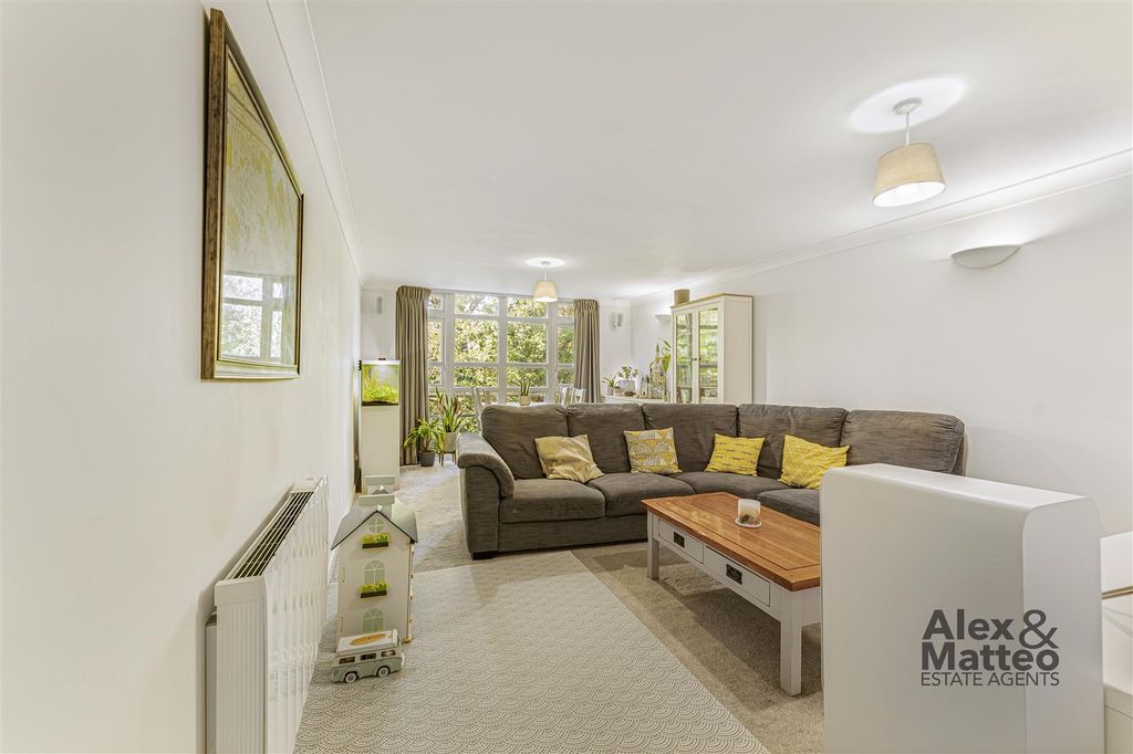 Property photo 2 of 21 Eleanor Close