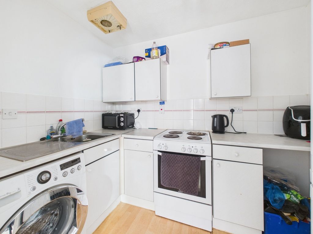 Property photo 3 of 6 Kitchen