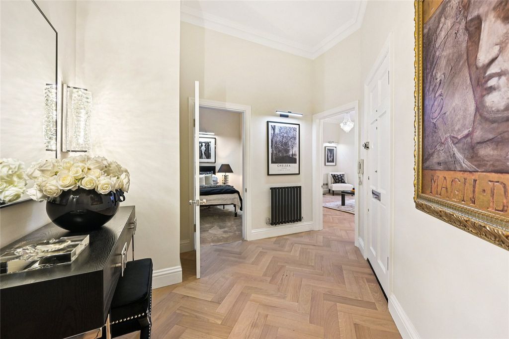 Property photo 3 of 12 Foyer