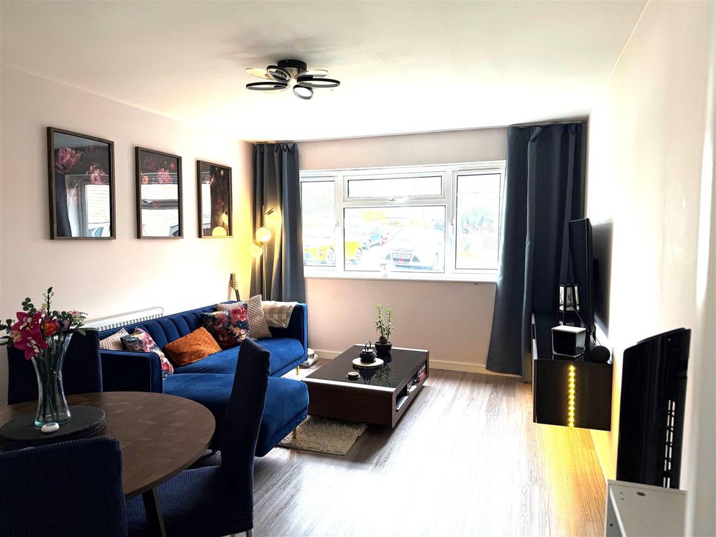 Property photo 3 of 10 Lounge.Jpg