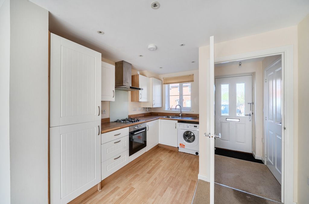 Property photo 3 of 12 Kitchen