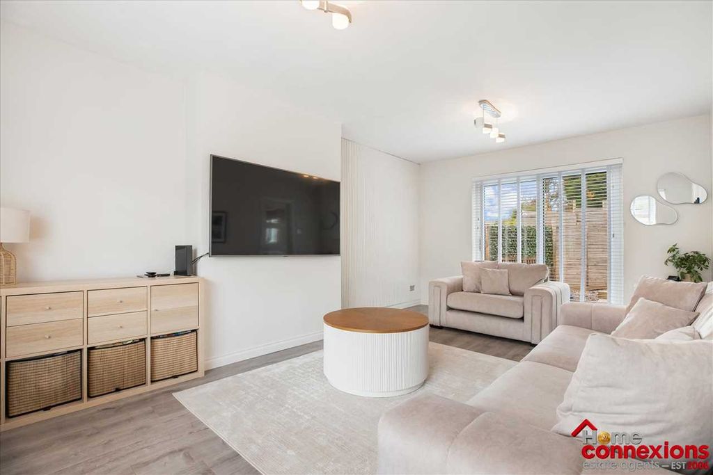 Property photo 3 of 24 Lounge (2)