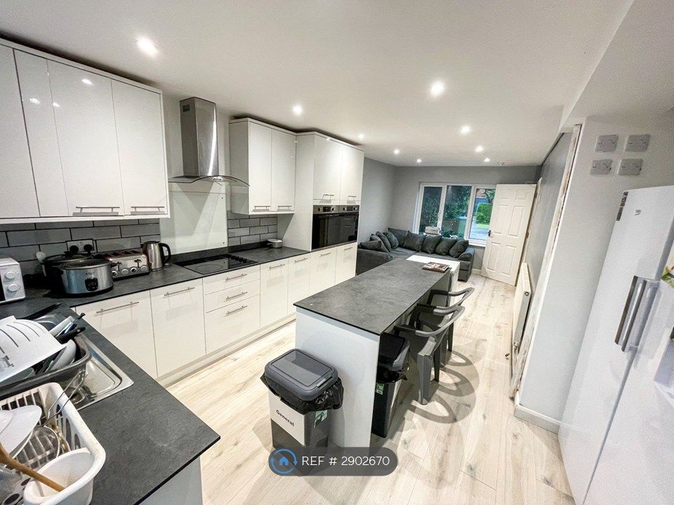 Property photo 1 of 5 Newly Fitted Kitchen & Lounge