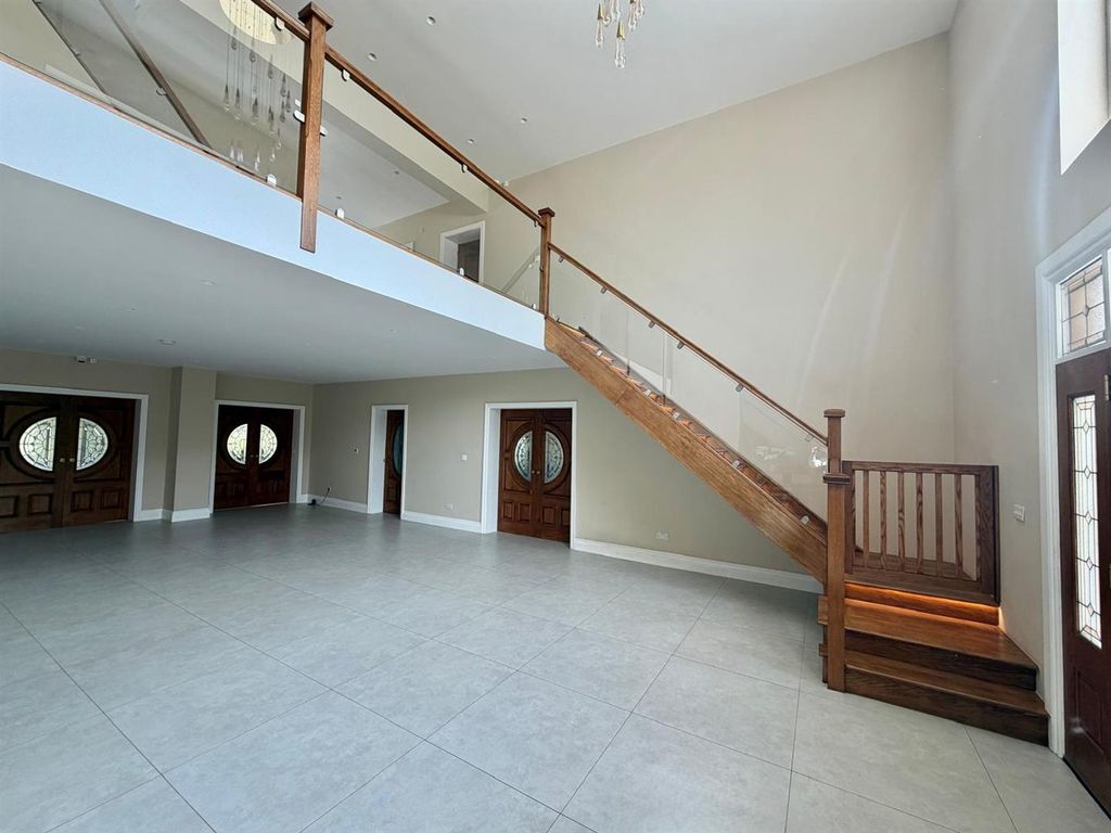 Property photo 3 of 16 Entrance Hallway