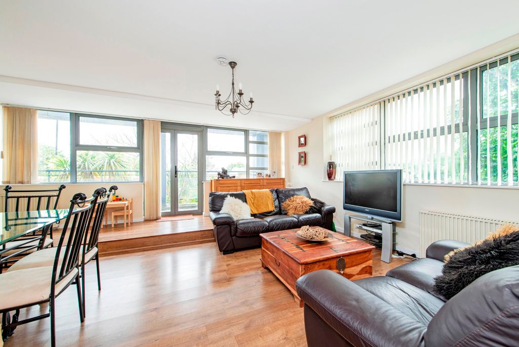 Property photo 2 of 8 Photo 02