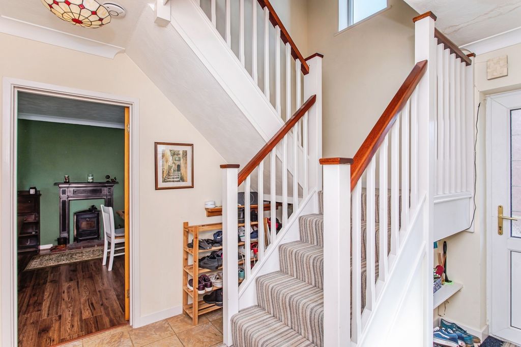 Property photo 2 of 20 Entrance Hall