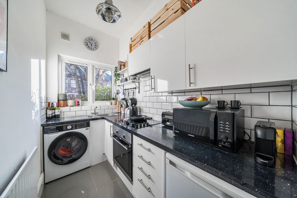 Property photo 3 of 11 1416635-12-699Dd1...