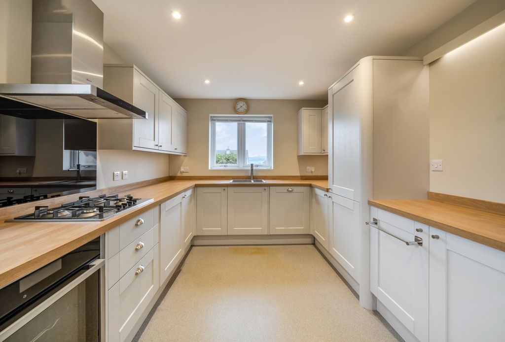 Property photo 2 of 20 1366056-8-68ee62d...