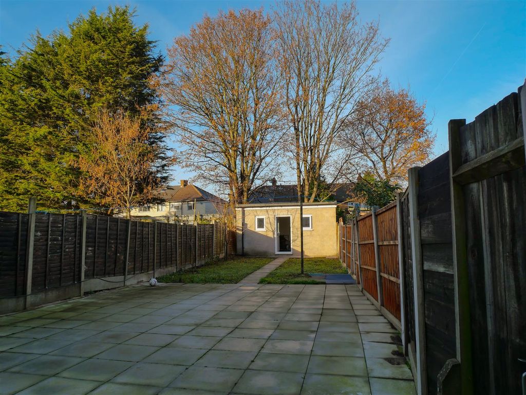 Property photo 2 of 18 Garden