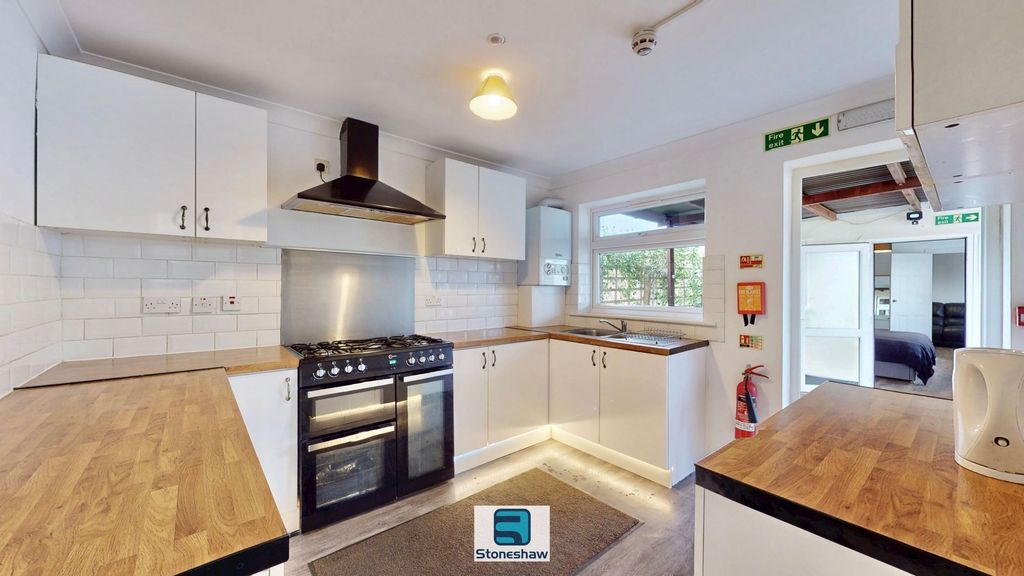 Property photo 2 of 32