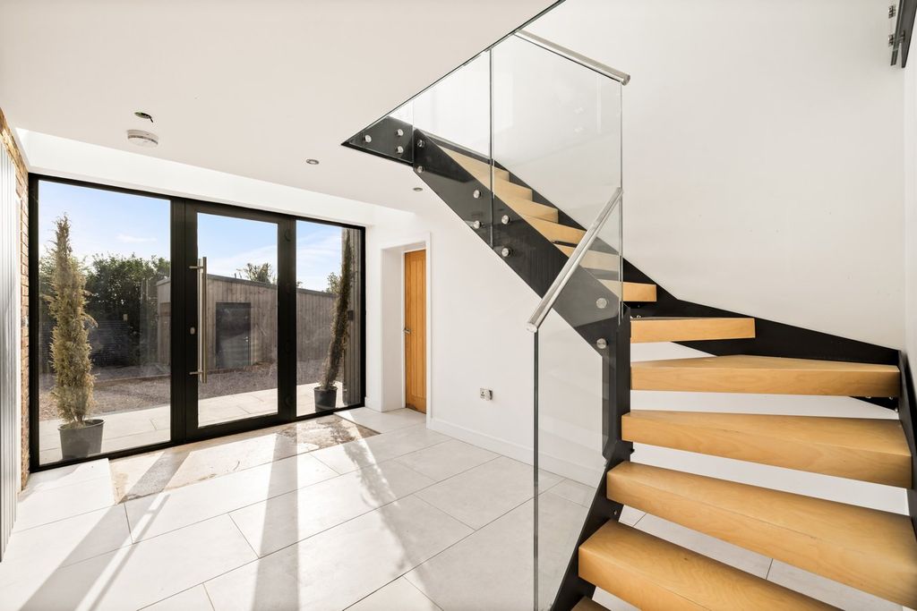 Property photo 3 of 33 Entrance Hall