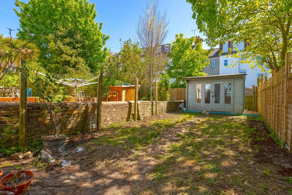 Property photo 2 of 8 Gordon Rd_7.Jpg