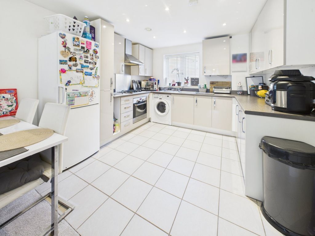 Property photo 2 of 10 Kitchen