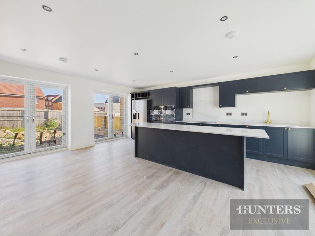 Property photo 2 of 14 Cam05316G0-Pr0200-Still001.Jpg