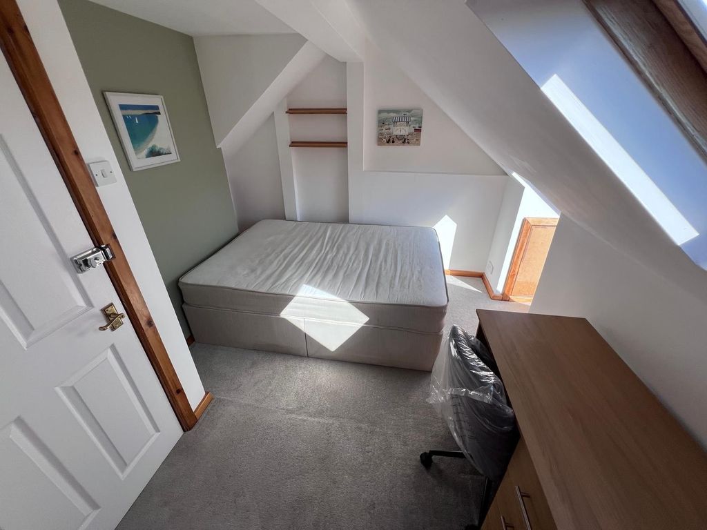 Property photo 3 of 12 Ll Room 7