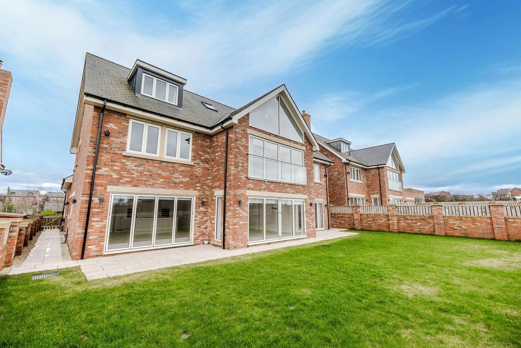 Property photo 2 of 34 Rear Garden