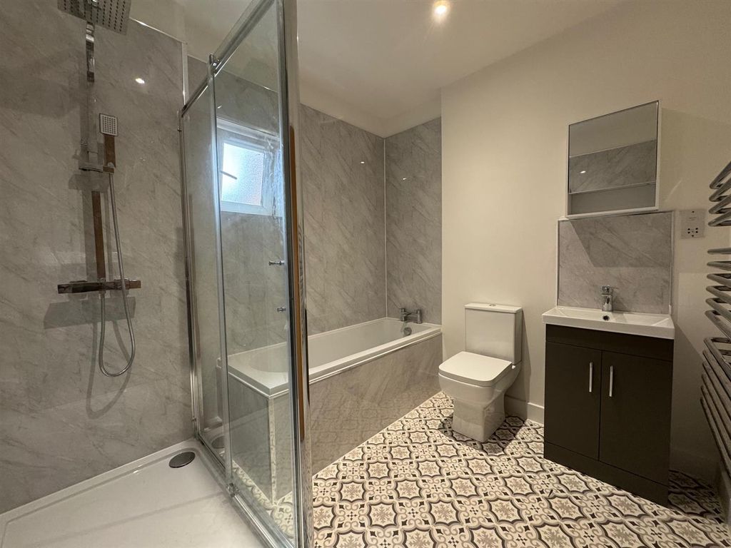Property photo 2 of 12 Bathroom