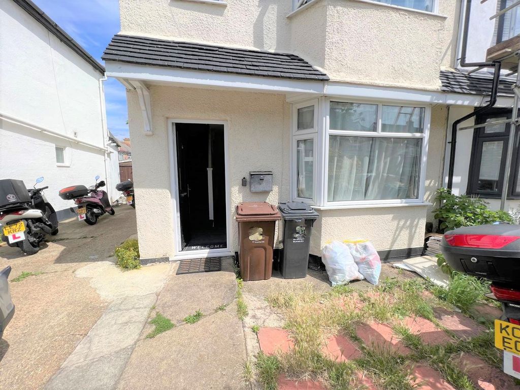 Property photo 1 of 14 Four Bedroom Two Bathroom Family House- £2500 Pcm