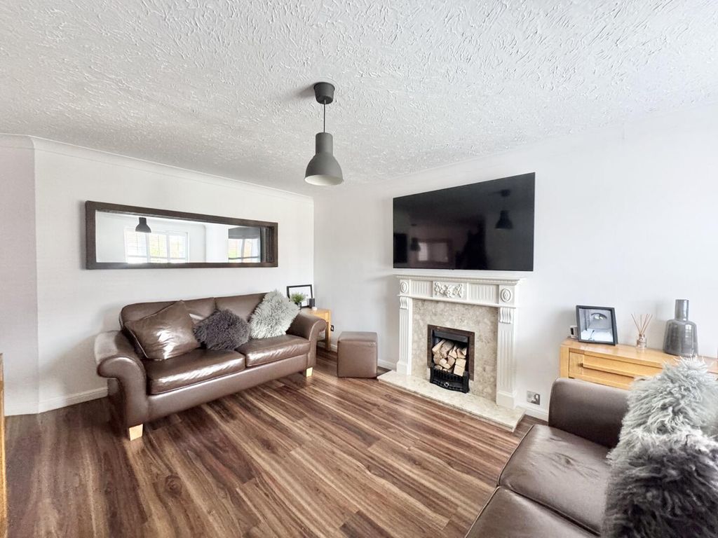 Property photo 3 of 19 Living Room