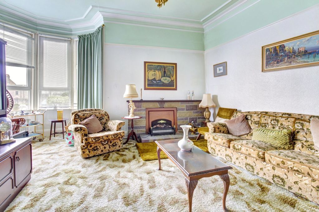 Property photo 3 of 19 Lounge