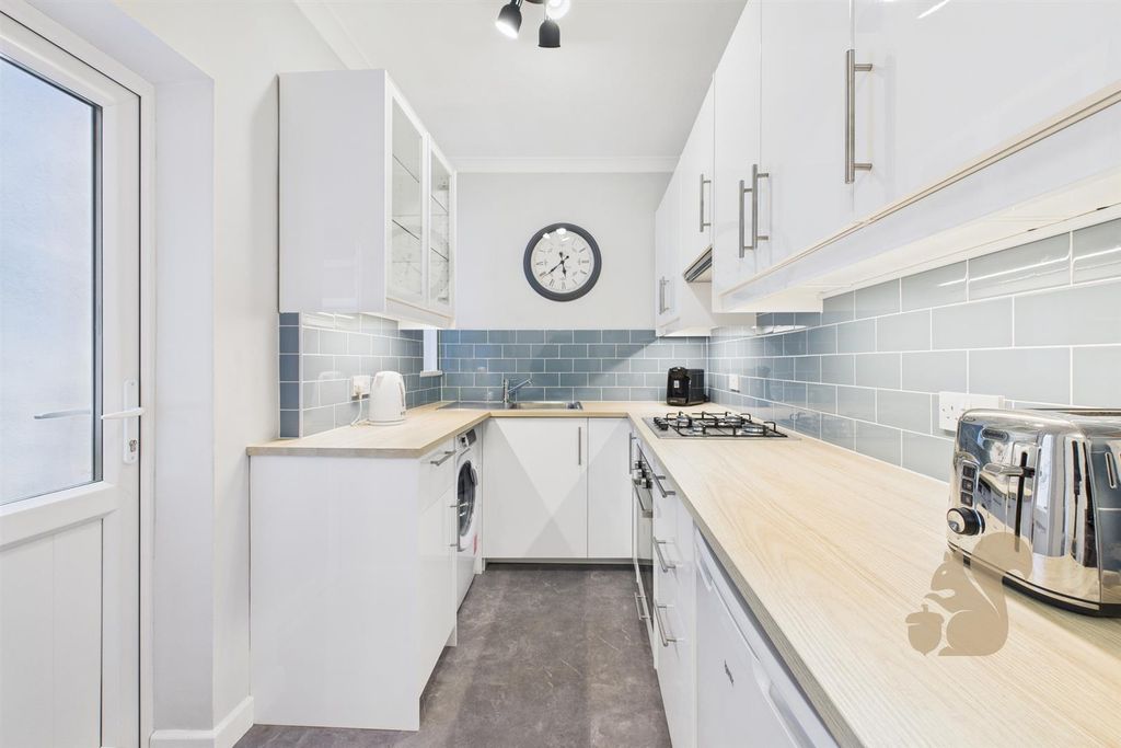 Property photo 3 of 17 Kitchen