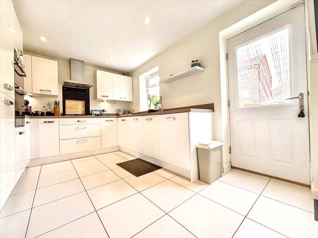 Property photo 2 of 20 Kitchen