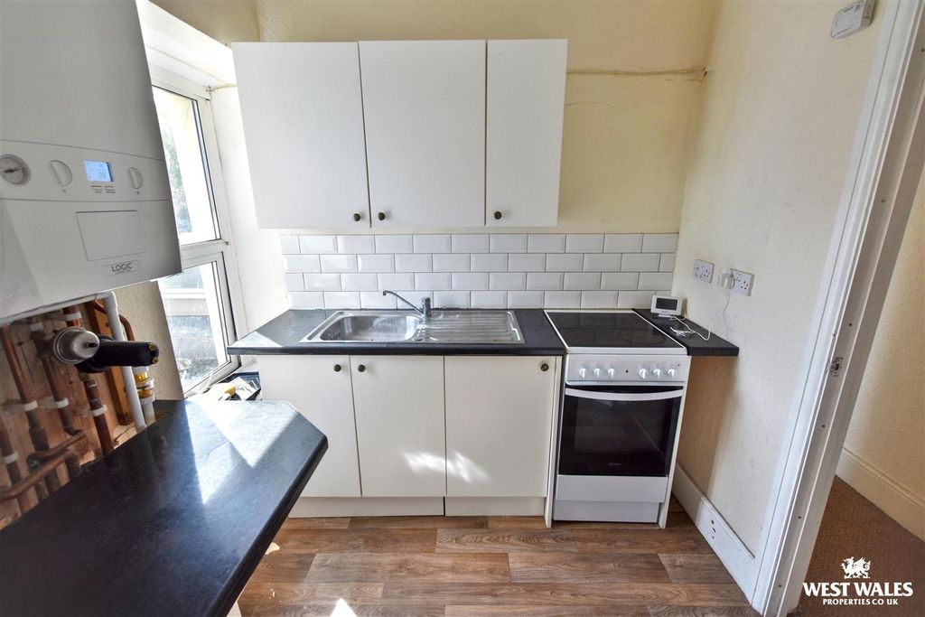 Additional image 6 of 2 bed flat for saleLower Hill Street, Hakin, Milford Haven SA73