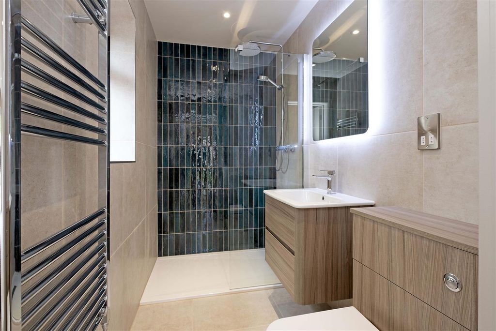 Property photo 3 of 14 Ensuite