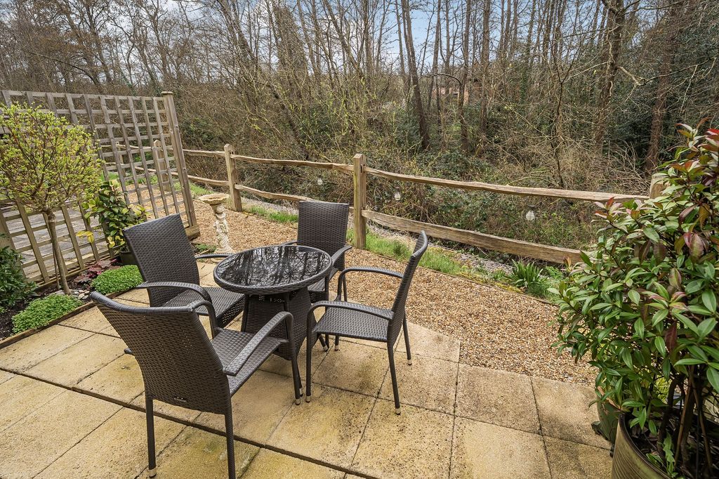 Property photo 2 of 11 Garden