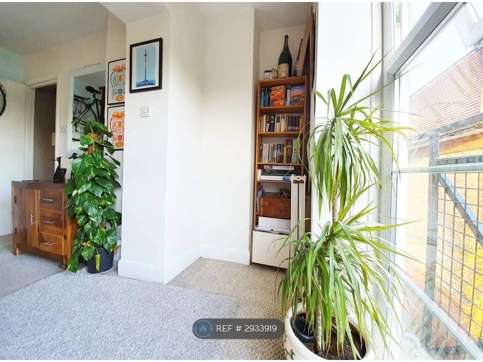 Property photo 2 of 23 Cosy Nook For Your Books