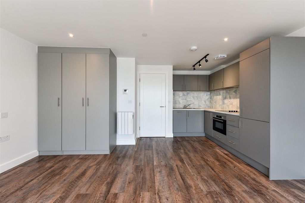 Property photo 1 of 20 Brunel House 2.Jpeg
